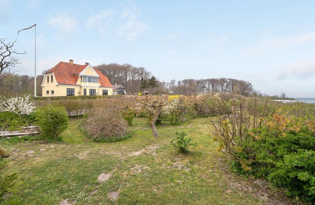 On a beautiful waterfront property awaits you this charming cottage, which offers extra space for a