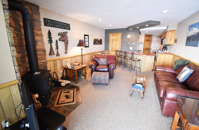 On Lake! Ground Floor, Views! Hot Tub. Walk to Concerts, Marina, Dining