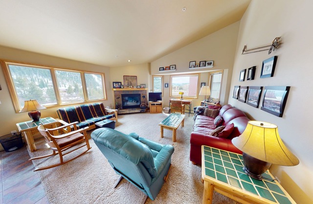 On River Trail! End Unit Near Hot Tubs. Deck. Walk/Shuttle to Dining, Events