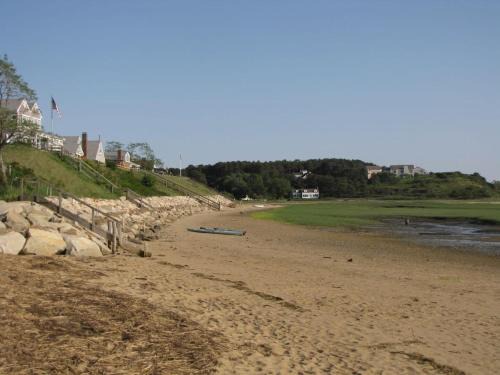 On the bay in Wellfleet - walk to water!
