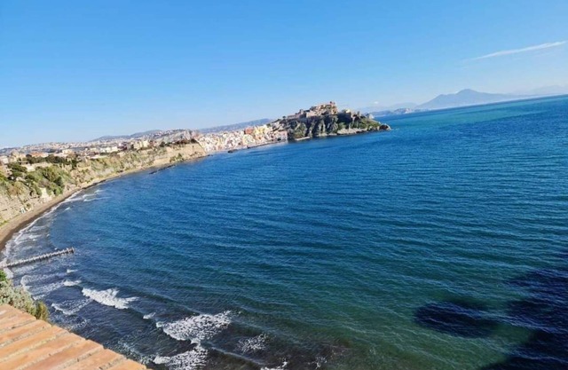On the Chiaia Beach in Procida the intriguing "Whisper of the Mimant."