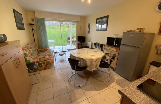 On the first floor, pleasant south-facing T3 apartment in a quiet residence close to the.