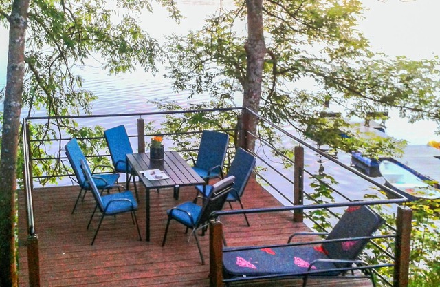 On the shore of Lake Laszmiaden welcomes you this spacious cottage with lake view.
