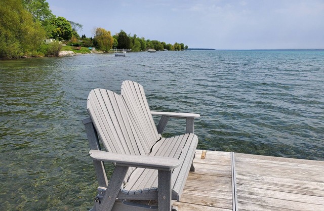 On West Grand Traverse Bay -Private Carriage House -Sleeps 4 Between TC & S Bay