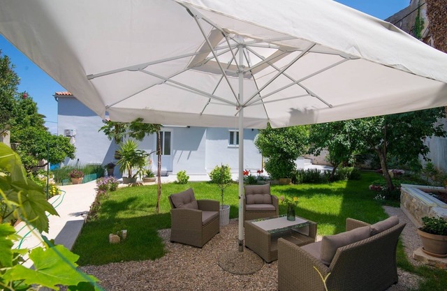 One bedroom apartment with terrace Veli Lošinj, Lošinj (A-19801-b)