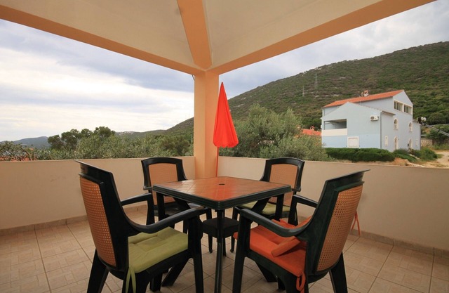 One bedroom apartment with terrace and sea view Sveti Jakov, Lošinj (A-8011-a)