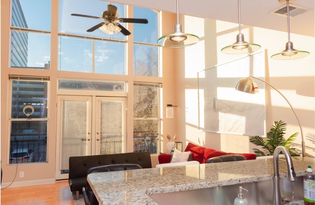 One Bedroom Hideaway w/free parking steps to Downtown