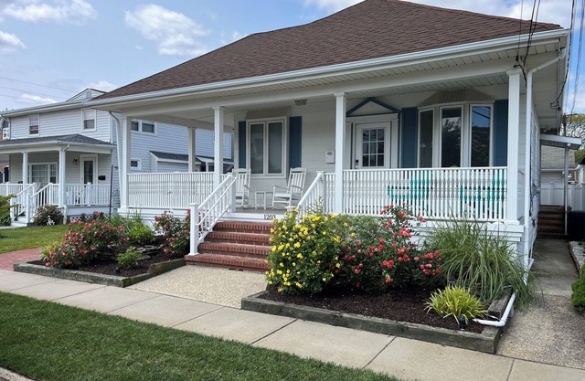 One block from the beach!