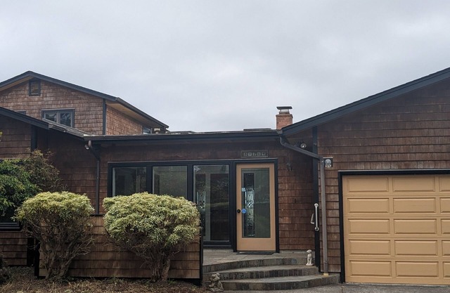 One block to the beach, beautiful 3bd/3ba house with view, come relax and enjoy