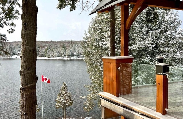 One of a Kind Timber Framed Waterfront Escape w/Hot Tub!