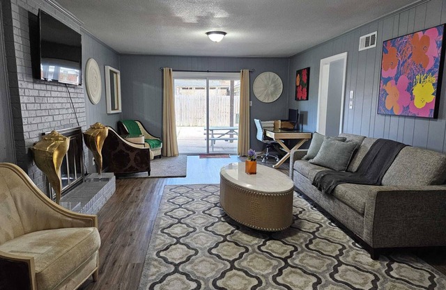 One of the Kind 10 BR, Estate Near Elvis Presley's Graceland, Sleeps Many.