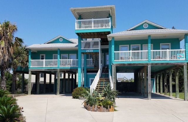 ONLY In-Town Neighborhood w/Restaurant, Bar, Pool/Hot Tub, Beach & Cart Access
