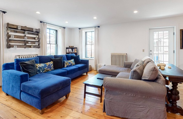 Open, airy condo w/ private deck - steps to the Old Port, restaurants & ferries!