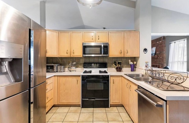 Open Concept Beauty, 4BD/3BA, on Quiet Cul-de-sac