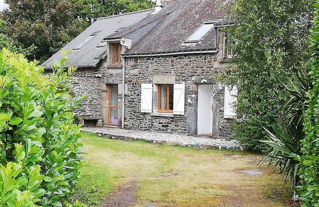 Open plan Breton cottage - nr Lac du Guerledan