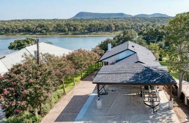 Open Water Lake LBJ Retreat! Boat Lift/Jet Ski ramps, Fire Pit, Dog Friendly