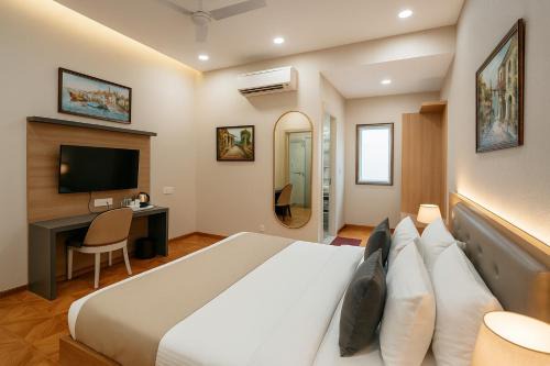 OPUS By Hotel Shiv - Green Park