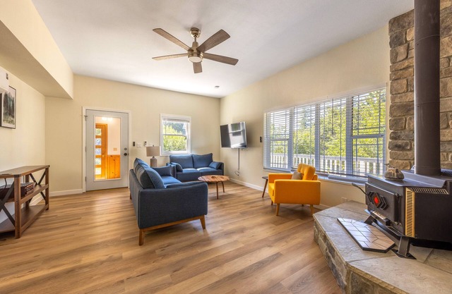 Orchard Haven House & Guest House, Escape to Serenity in Lyle, WA!