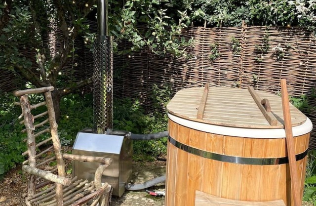 Orchard Hut - Surrey Hills