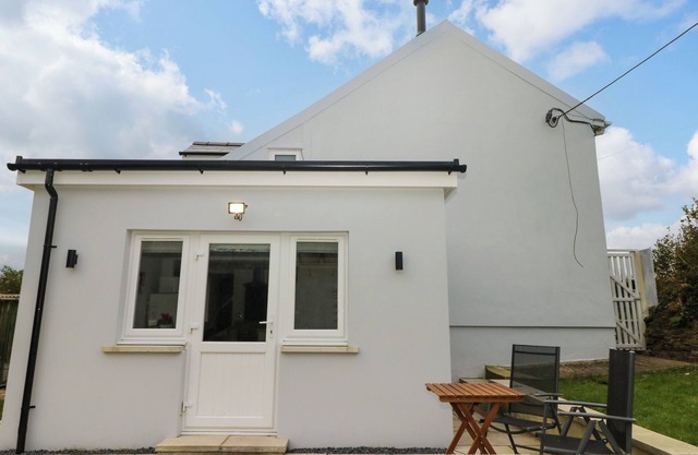 ORCHARD VIEW, pet friendly, with a garden in Pembroke