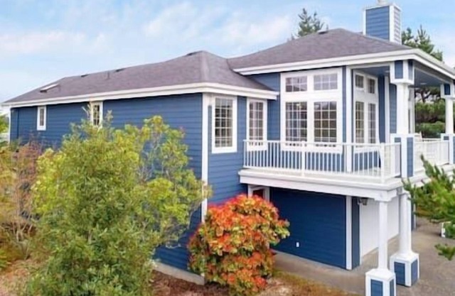 Oregon Coast Gem: Beach, Lake & Family Friendly