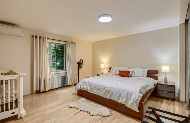 Oregon Jade Lodging: Portland Suburban Ranch Style EV charger