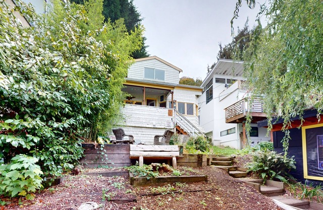 Original West Seattle beach cottage with amazing Elliott Bay views - dogs OK