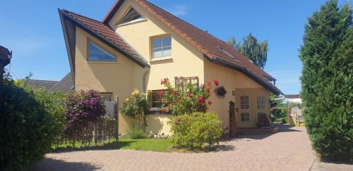 OSTSEEFERIEN IN LICHTENHAGEN-DORF FERIENWOHNUNG