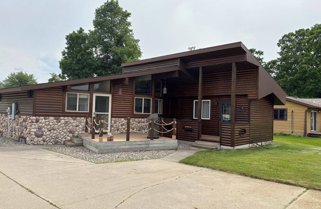 Ottertail Lake Access Cabin with dock