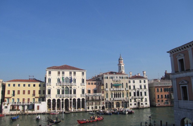 Overlooking the Grand Canal, a small loft on two levels