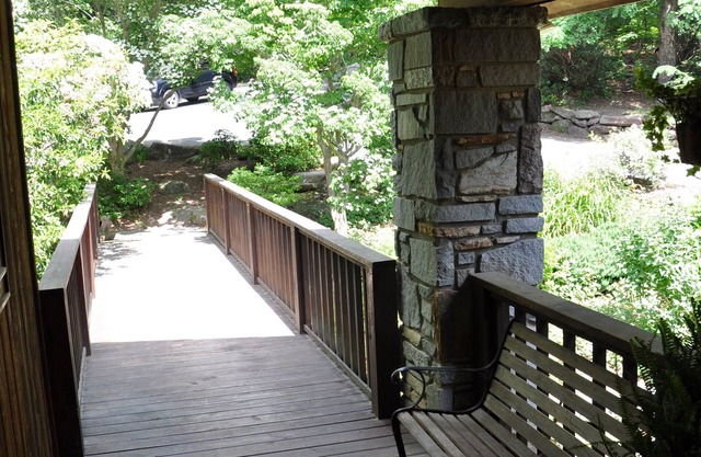 Overlooks 3rd Hole Sapphire Golf Course, family friendly & close to everything!