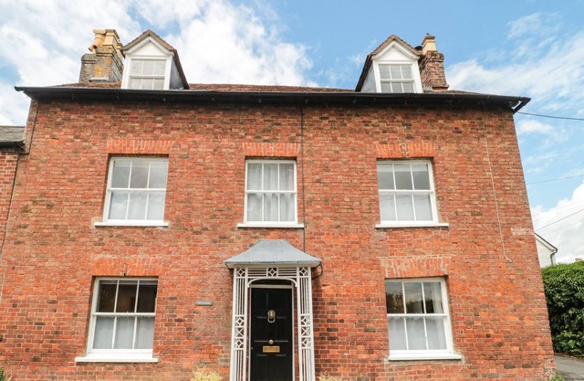 OVERTON COTTAGE, pet friendly, with open fire in Sturminster Newton