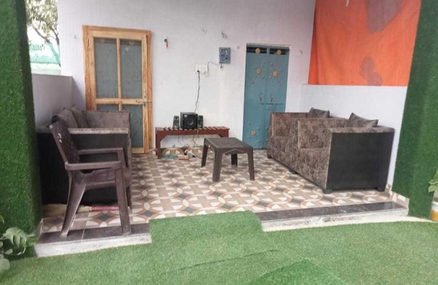 OYO 81071 Raj Sadan Guest House