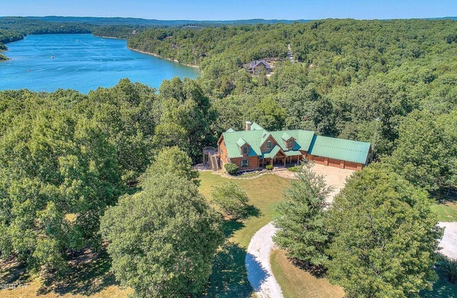 Ozark log cabin near Eureka Springs | Sleeps 32 | 4 boat slips | NO cleaning fee