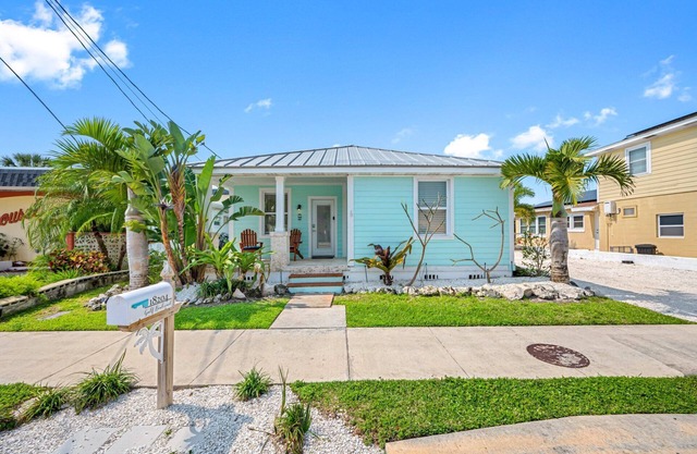 Palm Cottage- Escape to Paradise, steps from the beach!