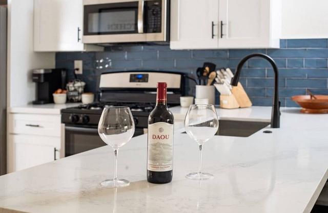 Palm Desert Oasis- steps from the pool