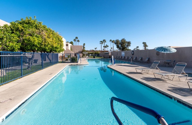 Palm Springs Desert Gem! Outdoor Pool, Full Kitchen, Free Parking
