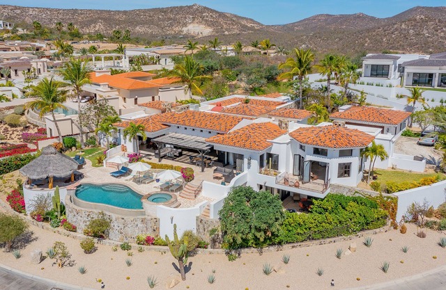 Pamper Yourself in 5 Star Luxury! Stunning Ocean Views, Beach Club, Golf, Pool.