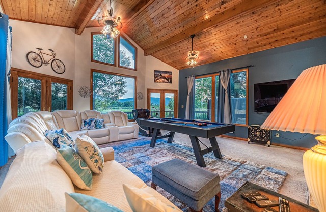 Panorama Point - Gorgeous views, hot tub, theater