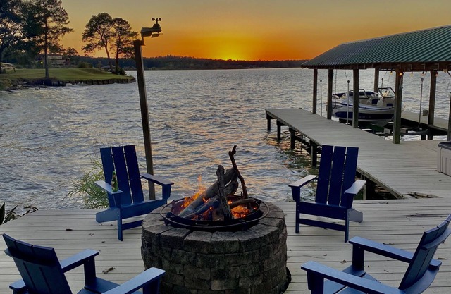 Panoramic Paradise - 1.5 acre Waterfront Lake Livingston Home