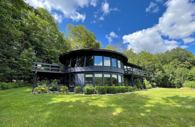 Panoramic views four minutes to Windham Mountain skiing.