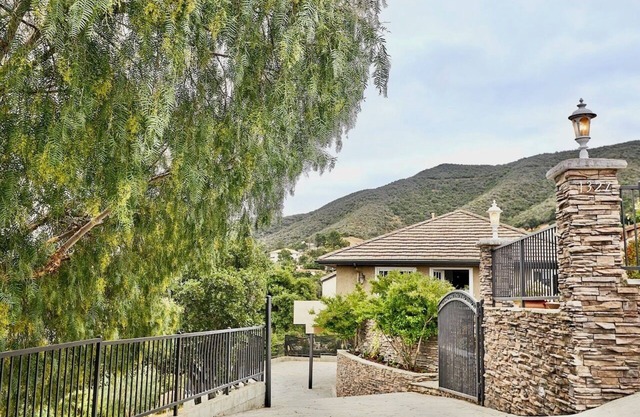 Panoramic Views, Hot tub, Sauna, EV chargers, Parking, Table Tennis, Fway close.