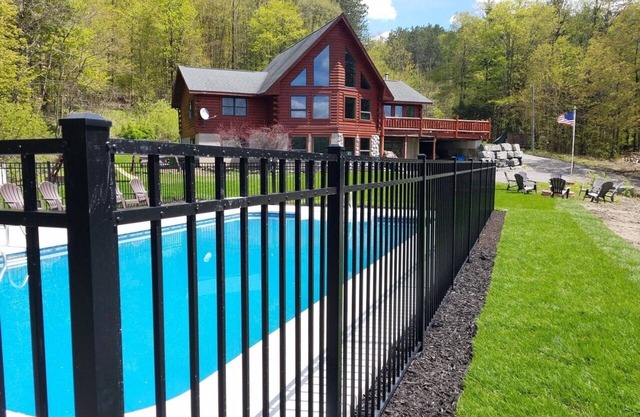 Paradise getaway log home with pool - Cazenovia 10 min away