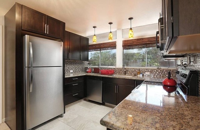 Paradise Oasis Pool and jacuzzi !