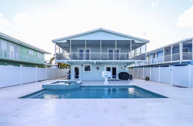 Paradise on the Canal with Ocean Access including Pool & Spa