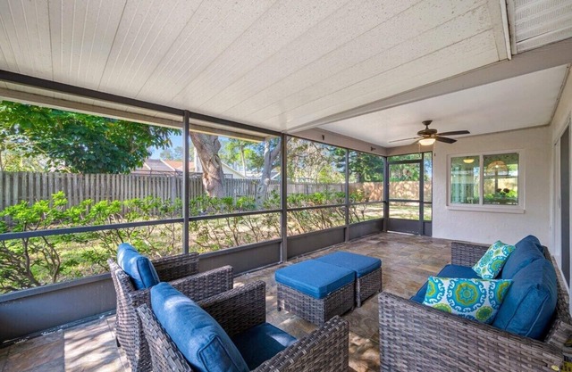 Paradise Palms: Spacious 3-Bedroom Home in Palm Harbor with Game Room and Private Yard