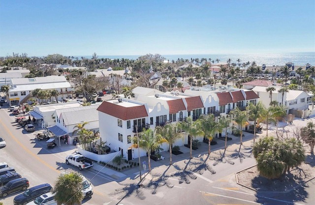 Park Place - 2 bedroom townhome in the Historic District of Boca Grande, perfect for up to 4 guests.