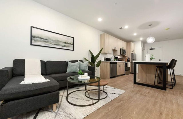 PARKING+GYM+HULU Near UPMC|Universities|Shopping