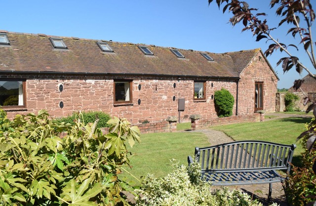 PARRS MEADOW COTTAGE, family friendly, with a garden in Pitchford