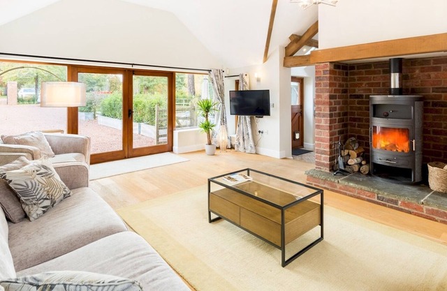 Pass the Keys | Spacious Country Cottage Hot Tub